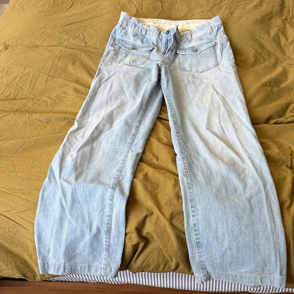 Light Wash Wide-Leg Women’s Jeans